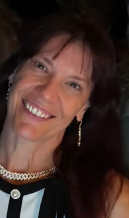 Mme Nathalie Giraud
